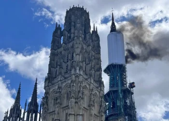 Γαλλία: Φωτιά στον καθεδρικό ναό της Ρουέν – Δείτε βίντεο