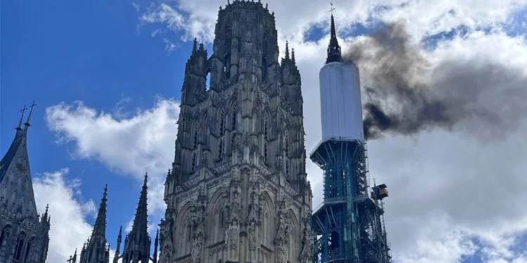 Γαλλία: Φωτιά στον καθεδρικό ναό της Ρουέν – Δείτε βίντεο