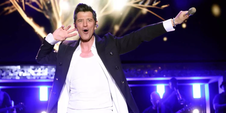 Σάκης Ρουβάς: Η στιγμή που «έφαγε» τούμπα πάνω στην σκηνή