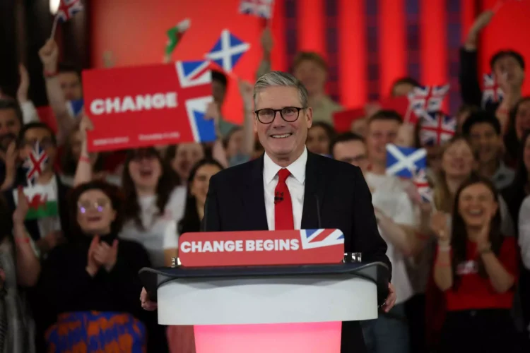 Εκλογές στη Βρετανία: Νέος πρωθυπουργός ο Κιρ Στάρμερ με σαρωτική νίκη του Εργατικού Κόμματος – Καταποντίστηκε ο Ρίσι Σούνακ