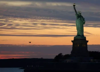 Νέα Υόρκη: Μετεωρίτης πέρασε ξυστά από το Άγαλμα της Ελευθερίας και διαλύθηκε