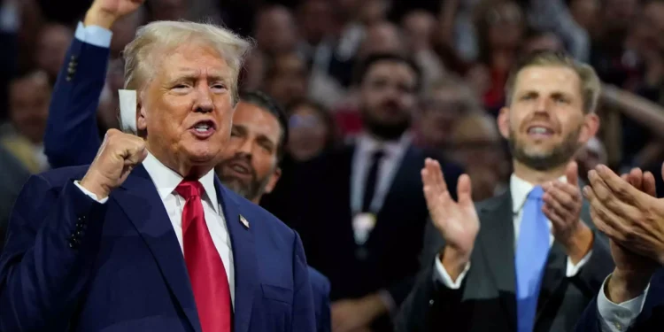 Ο Ντόναλντ Τραμπ έκανε την πρώτη εμφάνισή του μετά την απόπειρα δολοφονίας – Με επίδεσμο στο αυτί και υψωμένη γροθιά αποθεώθηκε