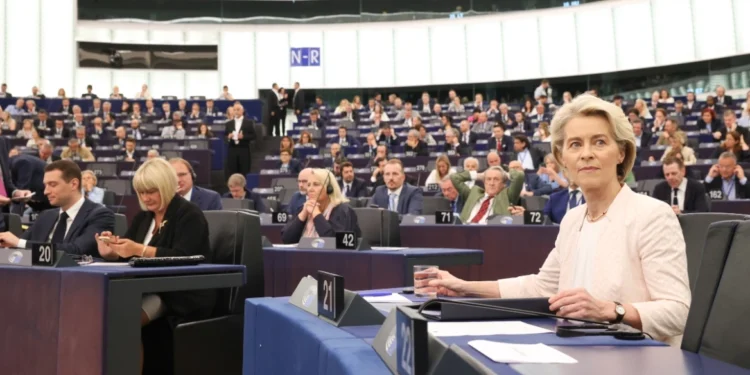 Ούρσουλα φον ντερ Λάιεν: Επανεξελέγη άνετα πρόεδρος της Κομισιόν με 401 ψήφους