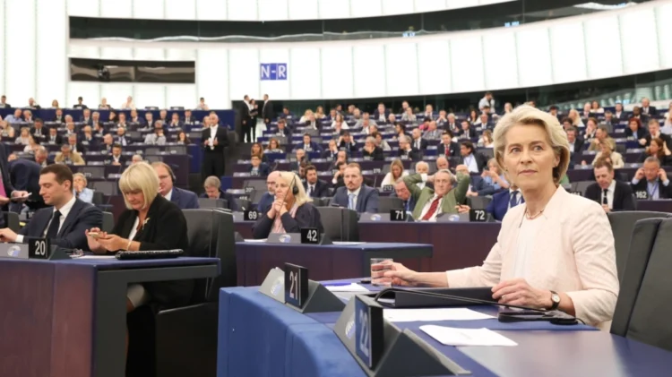 Ούρσουλα φον ντερ Λάιεν: Επανεξελέγη άνετα πρόεδρος της Κομισιόν με 401 ψήφους