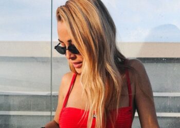 Ελένη Βουλγαράκη: Φόρεσε κόκκινο μαγιό και την τρολάρουν στο Instagram