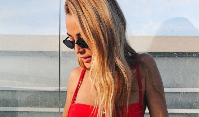 Ελένη Βουλγαράκη: Φόρεσε κόκκινο μαγιό και την τρολάρουν στο Instagram