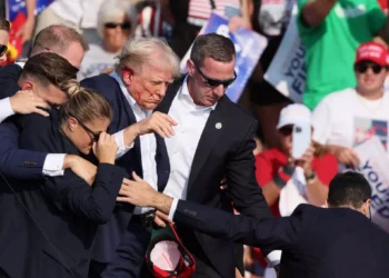 Η μυστηριώδης γυναίκα πίσω από την Τραμπ την στιγμή της απόπειρας – Ήταν σα να ήξερε τι θα συμβεί