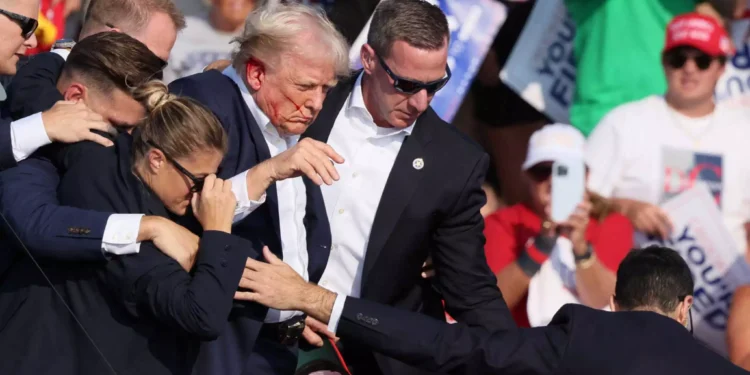 Η μυστηριώδης γυναίκα πίσω από την Τραμπ την στιγμή της απόπειρας – Ήταν σα να ήξερε τι θα συμβεί