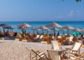 Χαλκιδική: Beach bar επιβάλλει dress code στους πελάτες του και τους προειδοποιεί με απαγόρευση εισόδου