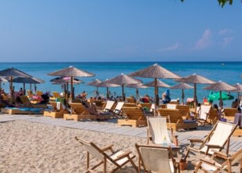 Χαλκιδική: Beach bar επιβάλλει dress code στους πελάτες του και τους προειδοποιεί με απαγόρευση εισόδου