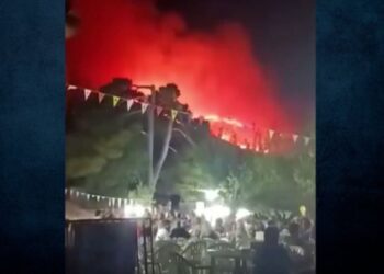 Ζάκυνθος: Διασκέδαζαν σε πανηγύρι, ενώ η φωτιά έκαιγε ανεξέλεγκτα πίσω τους(Βίντεο)