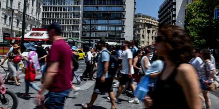 Ποιοι μπορούν να ανοίξουν την πόρτα της συνταξιοδότησης: Τι ισχύει για μητέρες, δημόσιο, ιδιωτικό τομέα και ΔΕΚΟ