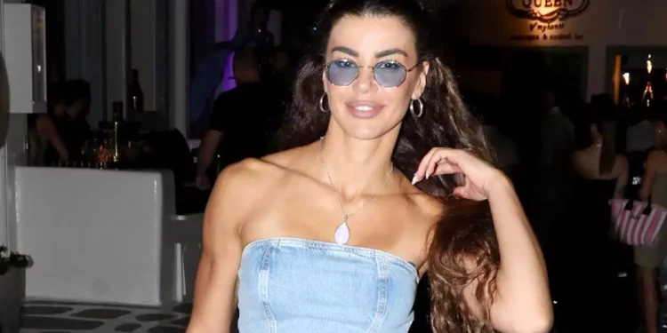 Ειρήνη Παπαδοπούλου: Ποζάρει με λευκό μπικίνι και καπέλο καπετάνιου