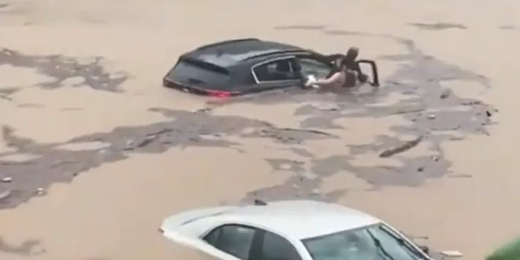 ΗΠΑ: Ακραία κακοκαιρία στο Κονέκτικατ, εμφανίζεται μία φορά στα 1.000 χρόνια – Δείτε βίντεο από τις πλημμύρες