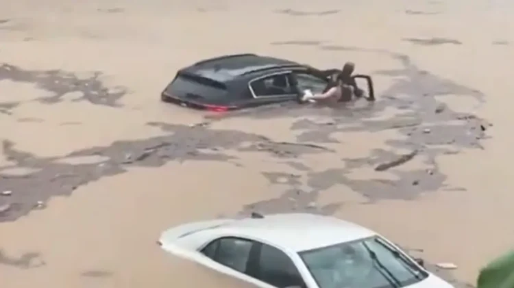 ΗΠΑ: Ακραία κακοκαιρία στο Κονέκτικατ, εμφανίζεται μία φορά στα 1.000 χρόνια – Δείτε βίντεο από τις πλημμύρες