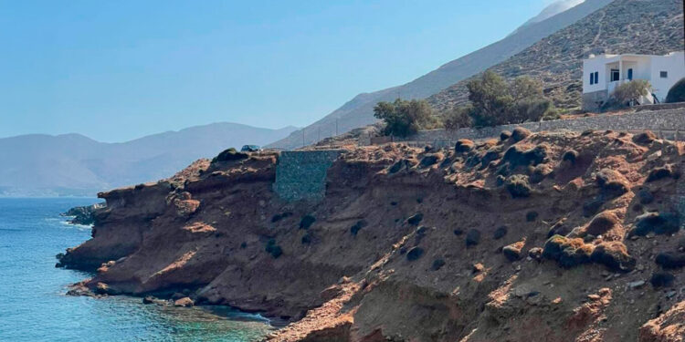 Τραγωδία στην Αμοργό: 56χρονη έπεσε από γκρεμό και σκοτώθηκε μπροστά στα μάτια της κόρης της