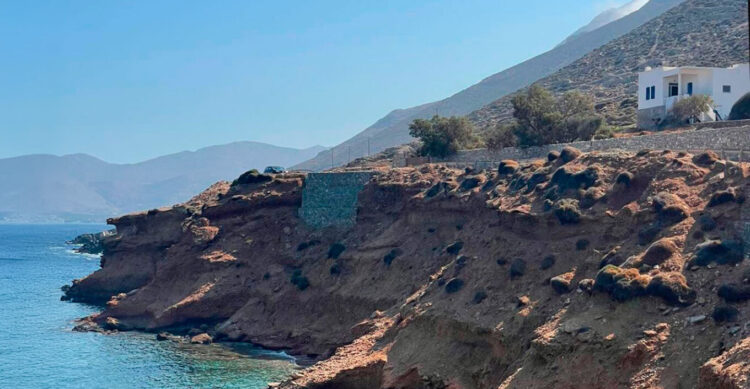 Τραγωδία στην Αμοργό: 56χρονη έπεσε από γκρεμό και σκοτώθηκε μπροστά στα μάτια της κόρης της