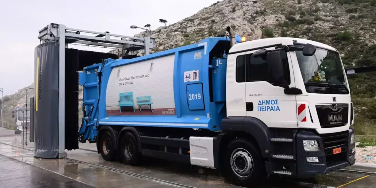 Οδηγός κατηγορείται ότι βίασε συνάδελφό του μέσα σε απορριμματοφόρο στη λεωφόρο Σχιστού