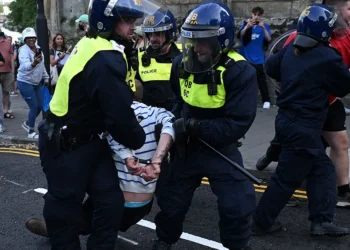 Βρετανία: Σχέδια για πάνω από 35 αντιμεταναστευτικές διαδηλώσεις σήμερα, επί ποδός 6.000 αστυνομικοί