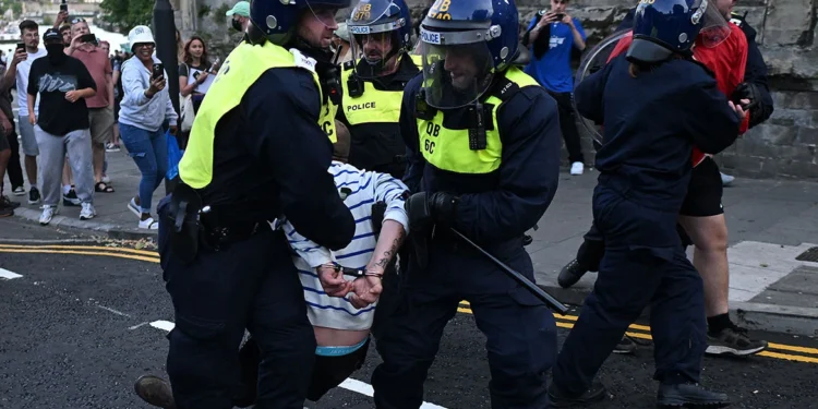 Βρετανία: Σχέδια για πάνω από 35 αντιμεταναστευτικές διαδηλώσεις σήμερα, επί ποδός 6.000 αστυνομικοί