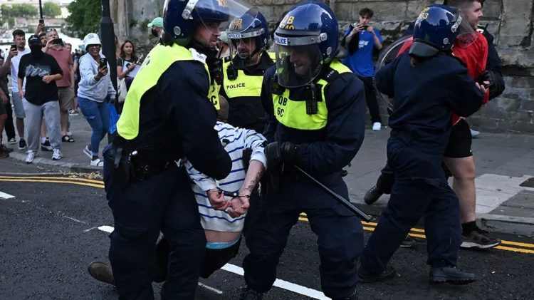 Βρετανία: Σχέδια για πάνω από 35 αντιμεταναστευτικές διαδηλώσεις σήμερα, επί ποδός 6.000 αστυνομικοί