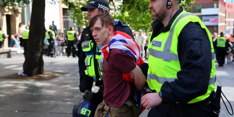 Βρετανία: Οι νέοι συλληφθέντες για τα ρατσιστικά επεισόδια θα κρατούνται σε αστυνομικά τμήματα – Γεμάτες οι φυλακές