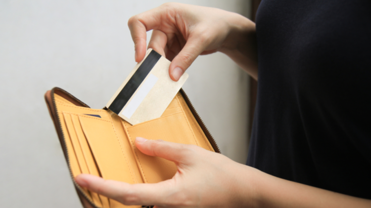 Επιδόματα: Πώς θα καταβάλλονται με την προπληρωμένη κάρτα – Πότε ξεκινάει η εφαρμογή