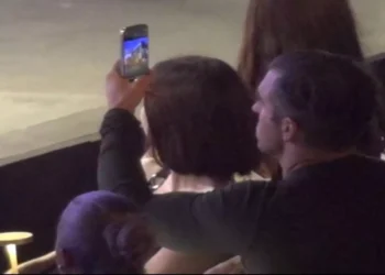 Ο δισεκατομμυριούχος CEO της Airbnb διασκεδάζει με την παρέα του στην Μύκονο