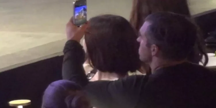 Ο δισεκατομμυριούχος CEO της Airbnb διασκεδάζει με την παρέα του στην Μύκονο