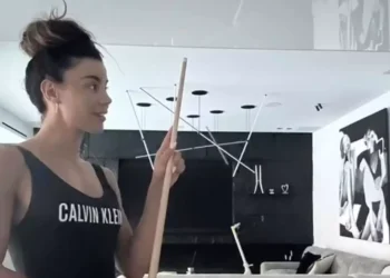 Η Ειρήνη Παπαδοπούλου παίζει μπιλιάρδο και χορεύει στο Instagram με αποκαλυπτικό μαγιό