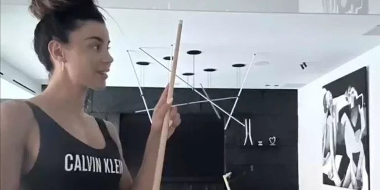 Η Ειρήνη Παπαδοπούλου παίζει μπιλιάρδο και χορεύει στο Instagram με αποκαλυπτικό μαγιό