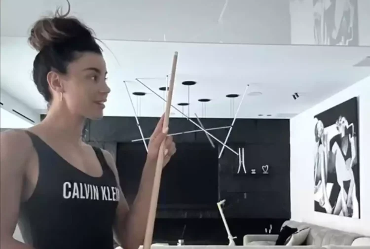 Η Ειρήνη Παπαδοπούλου παίζει μπιλιάρδο και χορεύει στο Instagram με αποκαλυπτικό μαγιό