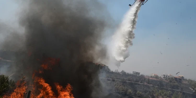 Μεγάλη αναζωπύρωση στον Διόνυσο – Έκκληση για εναέρια μέσα από τη δήμαρχο Κατερίνα Μαϊχόσογλου για να προλάβουν τη φωτιά