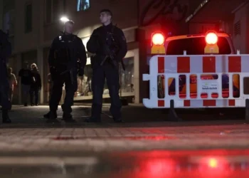 Επίθεση με μαχαίρι στη Γερμανία: Άφαντος ο δράστης – «Στόχευε στο λαιμό των θυμάτων»