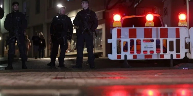 Επίθεση με μαχαίρι στη Γερμανία: Άφαντος ο δράστης – «Στόχευε στο λαιμό των θυμάτων»