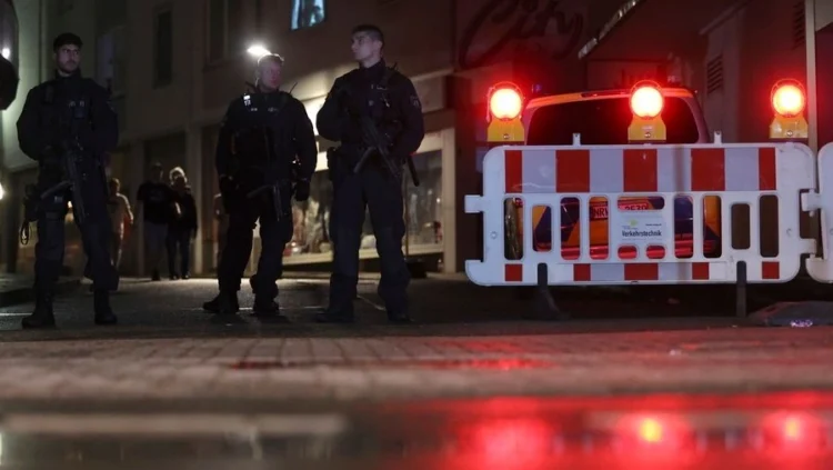 Επίθεση με μαχαίρι στη Γερμανία: Άφαντος ο δράστης – «Στόχευε στο λαιμό των θυμάτων»