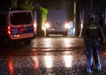 Γερμανία: Η αστυνομία σκότωσε άνδρα που επιτέθηκε σε διερχόμενους με μαχαίρια στην πόλη Μερς