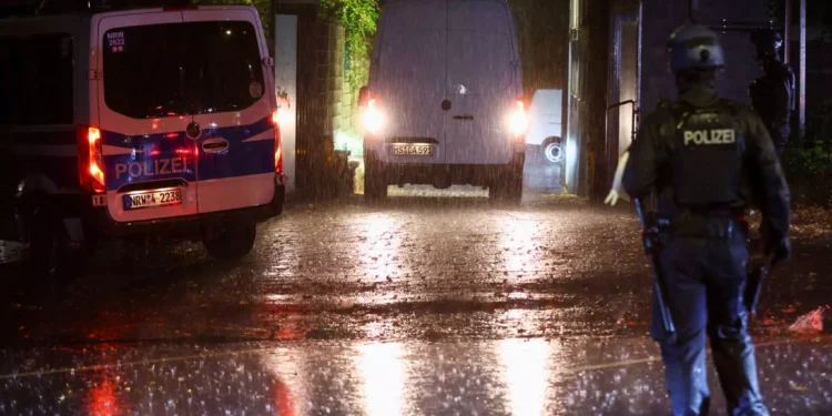 Γερμανία: Η αστυνομία σκότωσε άνδρα που επιτέθηκε σε διερχόμενους με μαχαίρια στην πόλη Μερς