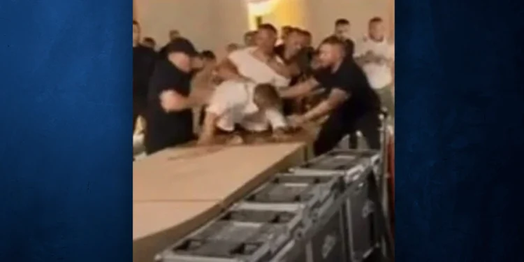 Κωνσταντίνος Αργυρός: Άγριο ξύλο με μπουνιές και κλωτσιές σε συναυλία του στην Αλβανία – Δείτε βίντεο