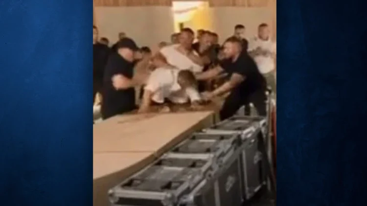 Κωνσταντίνος Αργυρός: Άγριο ξύλο με μπουνιές και κλωτσιές σε συναυλία του στην Αλβανία – Δείτε βίντεο