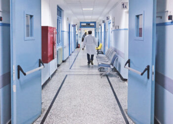 Σε έξαρση ο κορονοϊός – «Πάνω από 100 εισαγωγές την ημέρα στα νοσοκομεία»