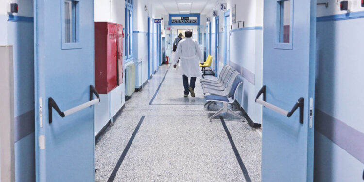 Σε έξαρση ο κορονοϊός – «Πάνω από 100 εισαγωγές την ημέρα στα νοσοκομεία»