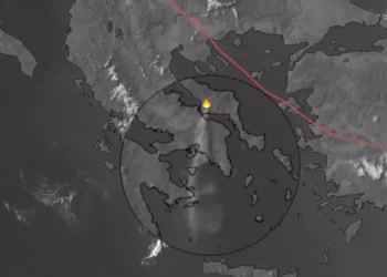 Φωτιά στην Εύβοια: Ο καπνός έφτασε μέχρι το Μυρτώο πέλαγος