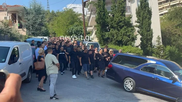 Χαλκιδική: Σπαραγμός στην κηδεία του 19χρονου Γιάννη που σκοτώθηκε σε λούνα παρκ – «Αύριο θα έφευγε για την Ικάρων»