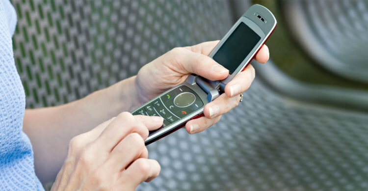 Επιστροφή στα πλήκτρα για καλύτερη ψυχική υγεία: Από τα smartphones των 1500 ευρώ στα κινητά με πορτάκι των 60