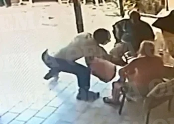 Ζεφύρι: Ρομά άρπαξε την αλυσίδα ηλικιωμένου μπροστά στα μάτια του σε δευτερόλεπτα και έγινε… καπνός – Δείτε βίντεο