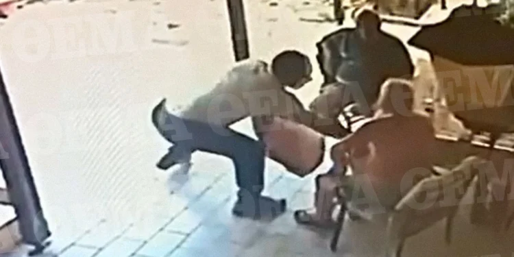 Ζεφύρι: Ρομά άρπαξε την αλυσίδα ηλικιωμένου μπροστά στα μάτια του σε δευτερόλεπτα και έγινε… καπνός – Δείτε βίντεο