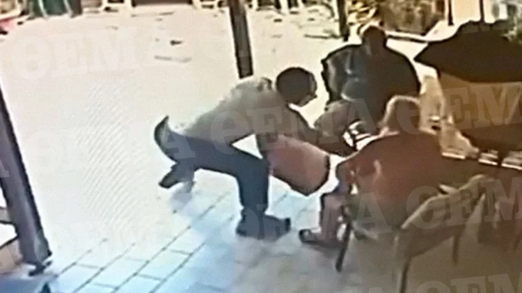 Ζεφύρι: Ρομά άρπαξε την αλυσίδα ηλικιωμένου μπροστά στα μάτια του σε δευτερόλεπτα και έγινε… καπνός – Δείτε βίντεο