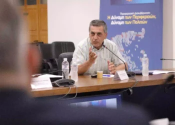 Κουρέτας κατά Μπέου: «Κυκλοφορεί στο σκοτάδι με μπερέ για να μην λάμπει η καράφλα του και τη μέρα ντύνεται δήμαρχος»