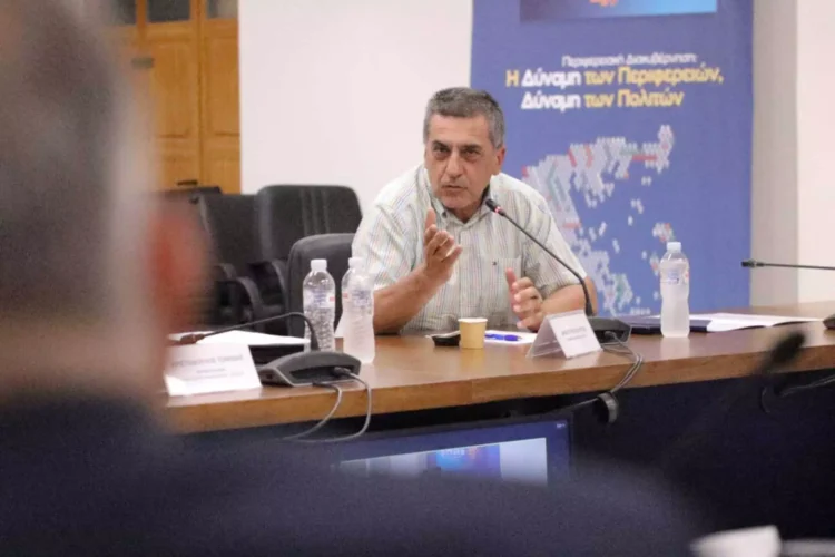 Κουρέτας κατά Μπέου: «Κυκλοφορεί στο σκοτάδι με μπερέ για να μην λάμπει η καράφλα του και τη μέρα ντύνεται δήμαρχος»